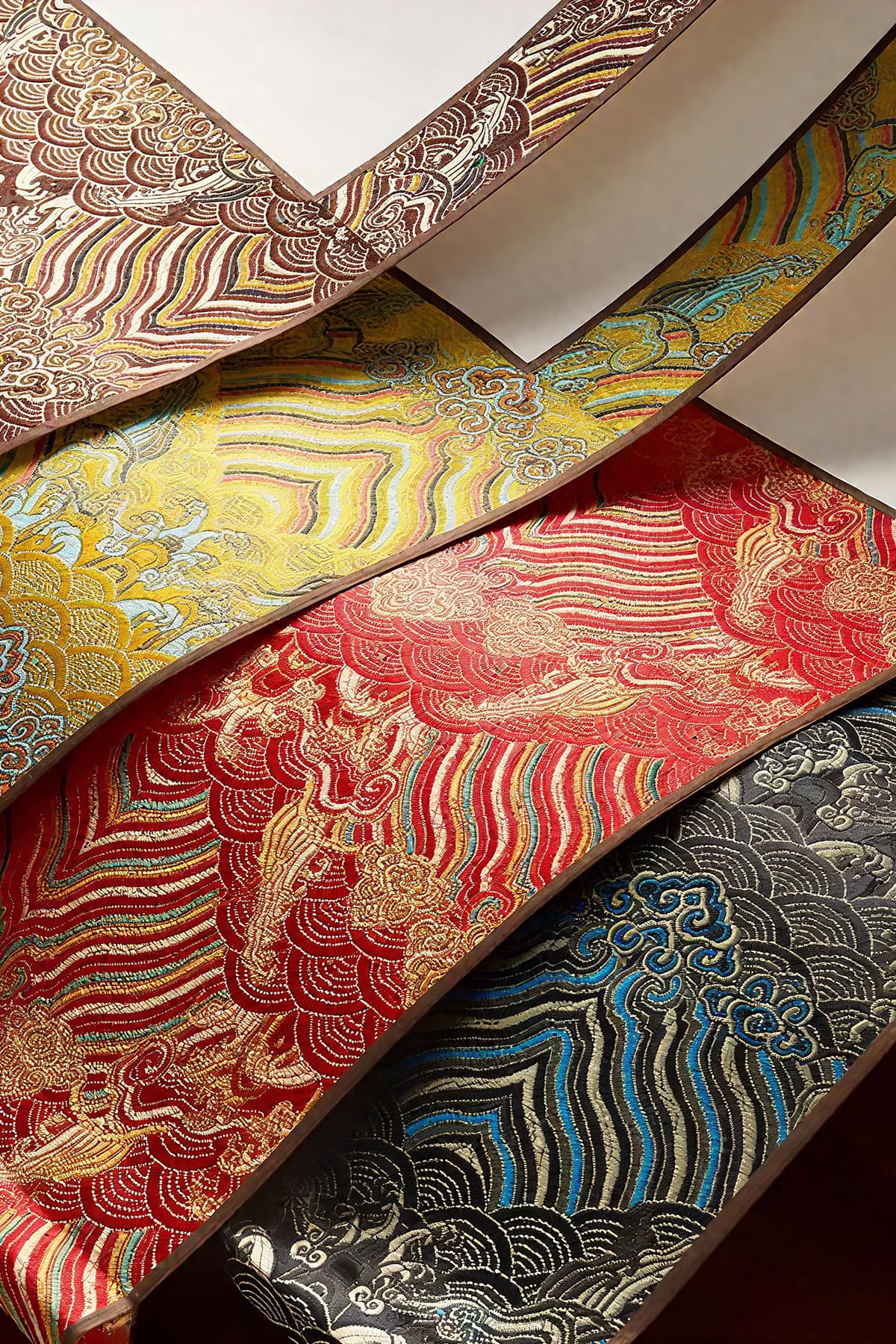 The detailed display of the material after mounting calligraphy works comes in four colors.