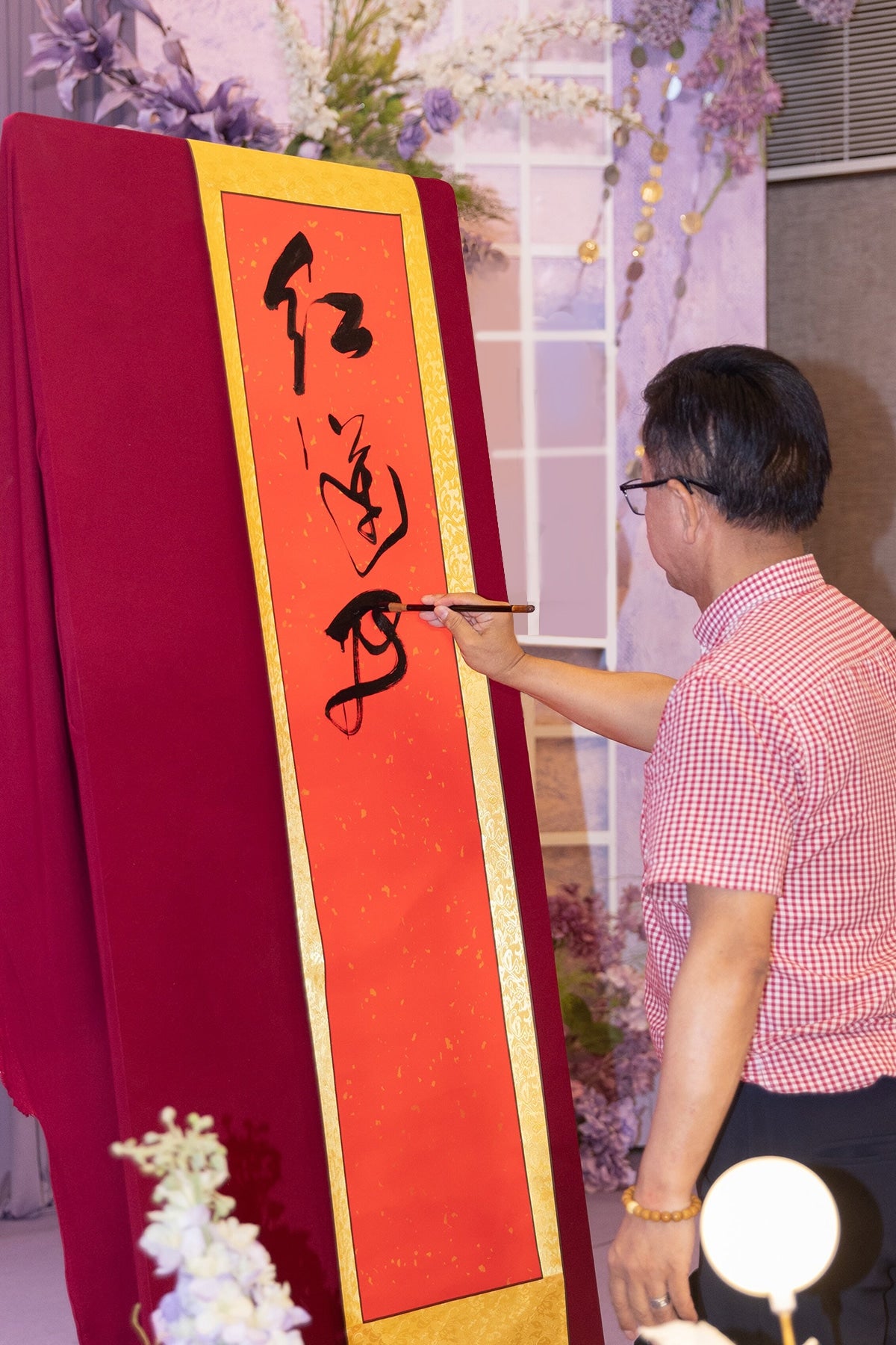 Mr. Xu Han, a calligrapher, created photos of calligraphy works at the event site.