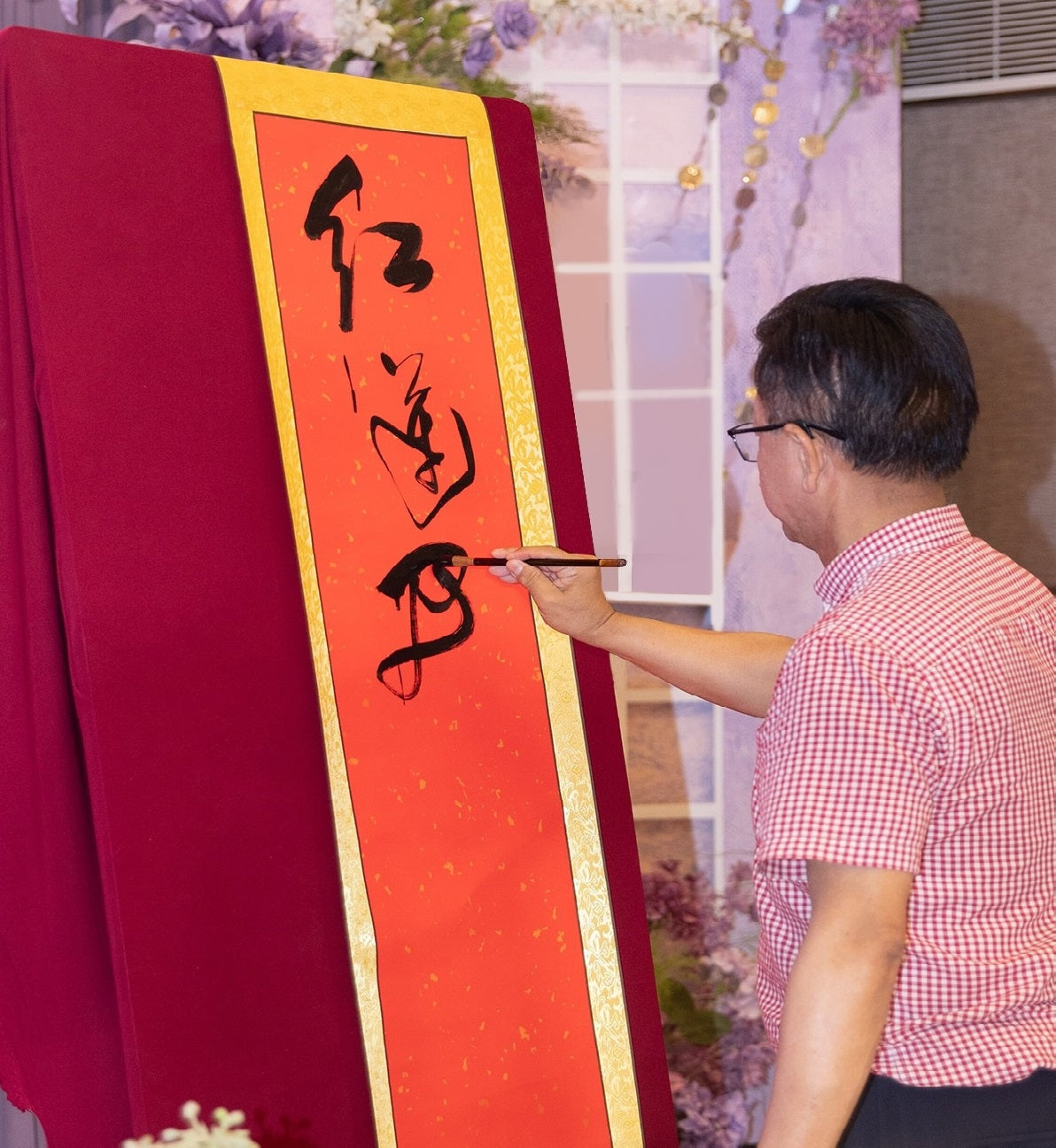 Mr. Xu Han, a calligrapher, created photos of calligraphy works at the event site.
